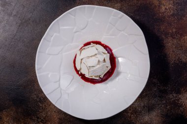 Kremalı tatlı. Yumuşak krema, hafif protein ve krema, sulu kuru erik ve badem yapraklarının karışımı. Avrupa mutfağı. Profesyonel bir şefin işi. Bir restoran veya kafe menüsünden yemek