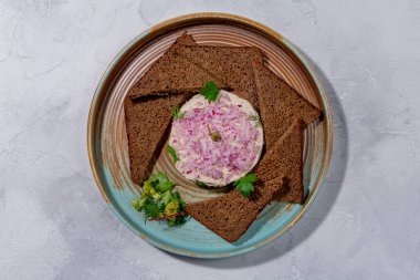 Ringa balığından Forshmak. Tuzlu ringa balığı, haşlanmış tavuk yumurtası, tereyağı, çavdar ekmeği, soğan, kapari. Avrupa mutfağı. Profesyonel bir şefin işi. Restoran ya da kafe menüsünden bir tabak. Üst görünüm