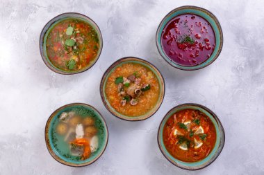 5 çeşit çorba. Sterlet ve turna balığı fileto balığı çorbası, kuzu shurpa çorbası, klasik sığır eti ve sebze çorbası sığır etli Borsch, et solyanka. Doğu ve Rus mutfağı. Restoran menüsünden bir tabak