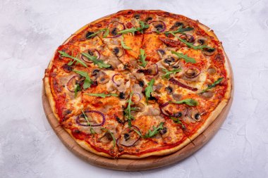 Haşlanmış domuz ve kurutulmuş domatesli pizza. Domates sosu, ekşi krema, dilimlenmiş domuz eti, mantar ve peynir. Avrupa mutfağı. Profesyonel bir şefin işi. Bir restoran veya kafe menüsünden yemek