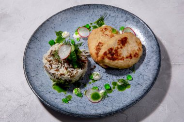 Turna pirzolası. Turna filetosu, soğan, tuz, baharat, yanında pilav ve taze salata, ekşi krema. Avrupa mutfağı. Profesyonel bir şefin işi. Restoran menüsünden bir tabak. Yan görünüm.