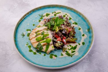 Dorado fileto, salata karışımı, greyfurt, krema sosu, Tobiko havyarı. Avrupa mutfağı. Profesyonel bir şefin işi. Restoran ya da kafe menüsünden bir tabak. Yan görünüm.