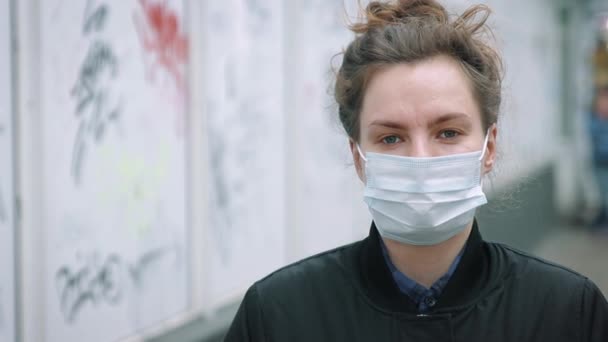 Lady stands on the street wearing protective mask — Stock Video