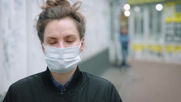 Jovem senhora fica na rua usando máscara protetora — Vídeo de Stock