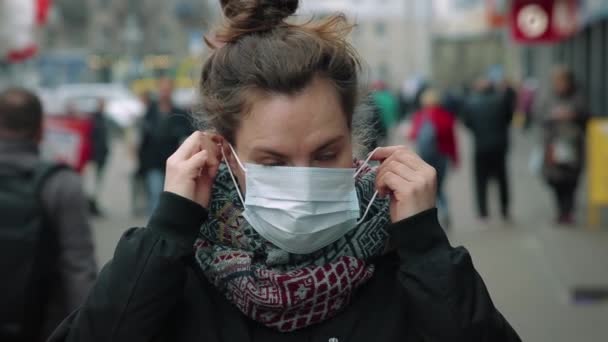Дама кладе захисну маску в натовп — стокове відео