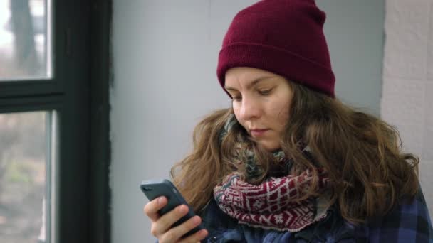 Femme caucasienne regardant son téléphone — Video