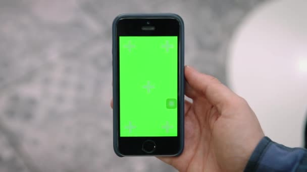 Žena ruka drží mobilní telefon s klíčem chroma — Stock video