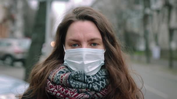 Jovem mulher fica na rua usando máscara protetora — Vídeo de Stock