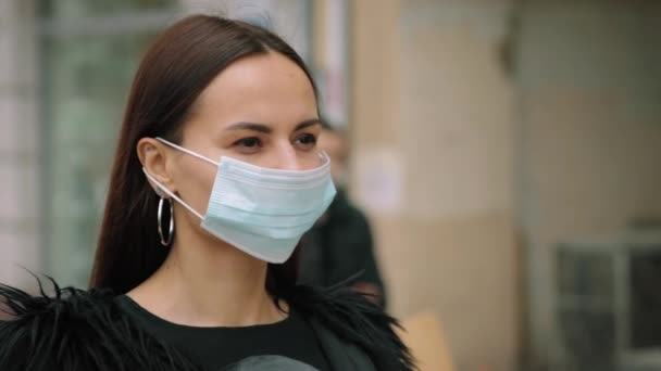 Fiatal nő leveszi a védőmaszkot az arcáról — Stock videók