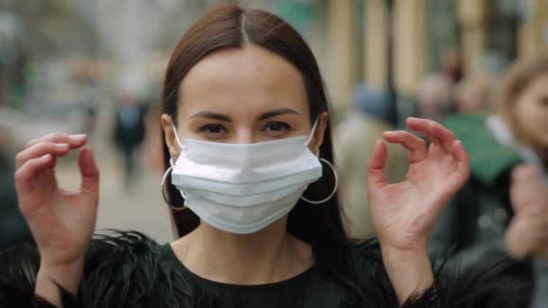Młoda kobieta zdejmująca maskę ochronną z twarzy — Wideo stockowe