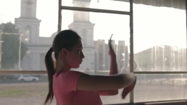 Mulher Dança Salão Abandonado Com Janelas Panorâmicas — Vídeo de Stock