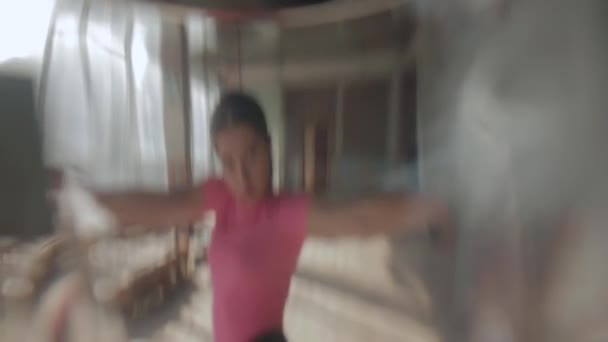 ガラスを介して 女性の放棄されたホールでパノラマの窓と踊り 手のカメラを開催した アートイメージの概念 抽象化 — ストック動画