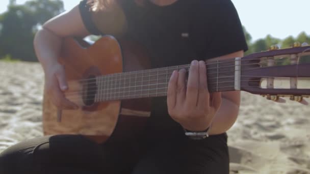 Frau Spielt Gitarre Sandstrand Sonniger Tag Nahaufnahme — Stockvideo