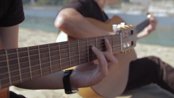 Mâna Femeii Cântând Chitară Plajă Nisip Însorită Aproape — Videoclip de stoc