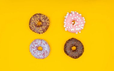 Sarı arka planda tatlı çörekler. Tatlı yemek.