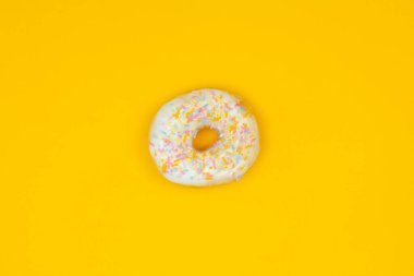 Sarı arka planda tatlı beyaz çörek. Tatlı yemek.