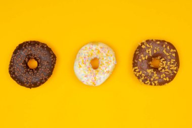 Sarı arka planda tatlı çörekler. Tatlı yemek.