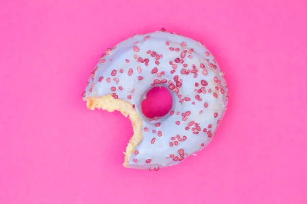 핑크 색 배경에 파란 도넛이라.. 음식을 배급함. — 스톡 사진