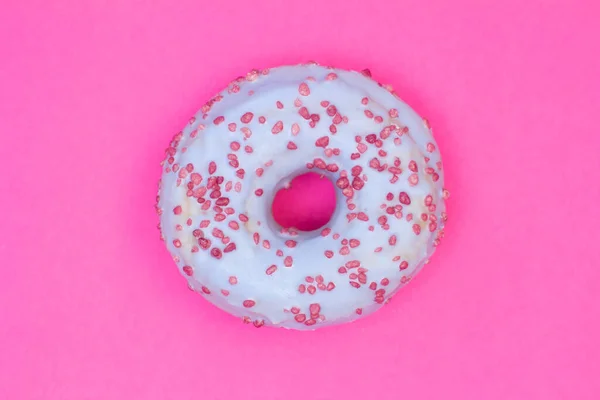 핑크 색 배경에 파란 도넛이라.. 음식을 배급함. — 스톡 사진