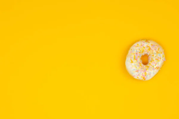 Donut de chocolate dulce sobre fondo amarillo. Alimento de postre . — Foto de Stock