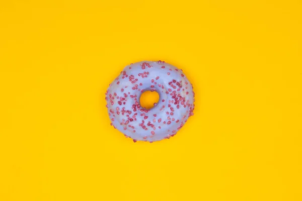 Zoete blauwe donut op gele achtergrond. Dessert voedsel. — Stockfoto