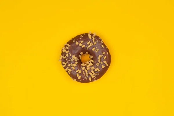 노란색 배경에 초콜릿 도넛이라. .. 음식을 배급함 — 스톡 사진