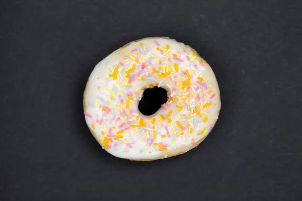 Zoete donut op gele achtergrond. — Stockfoto