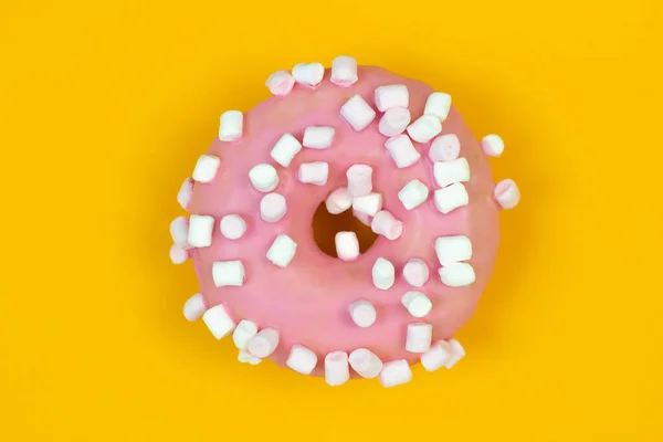 Doce donut no fundo amarelo . — Fotografia de Stock