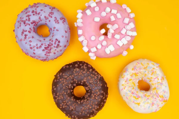 노란 배경의 달콤 한 도넛. — 스톡 사진