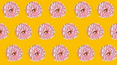 Sarı arka planda tatlı çörek deseni. Lezzetli yemekler, güzel manzara..