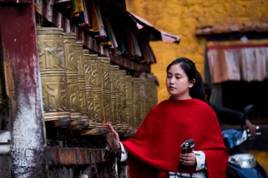 Keşiş kora Jokhang tapınak duvar Lhasa Tibet de