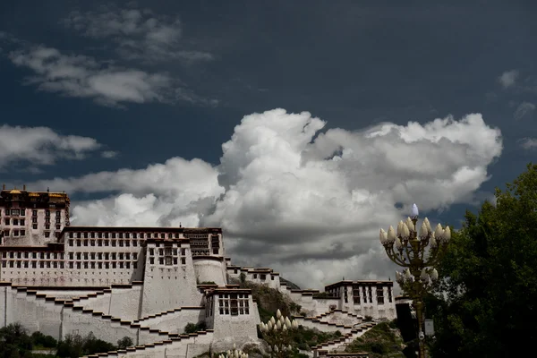 Дворец Потала. Место Далай-ламы. Лхаса, Тибет — стоковое фото
