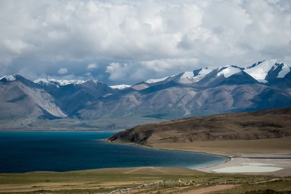 Dağ gölü Manasarovar Himalayalar Tibet