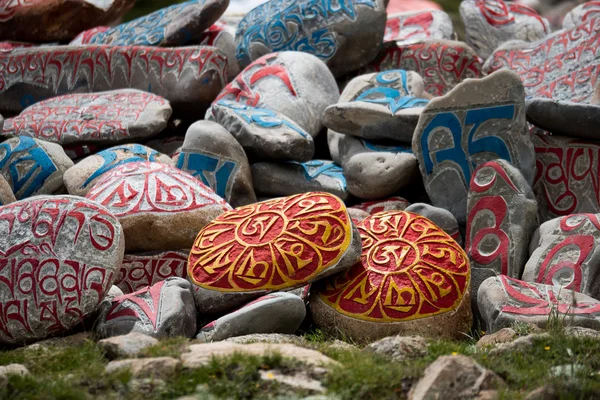 Stone with tibetian mantras Tibet — Stock Photo, Image