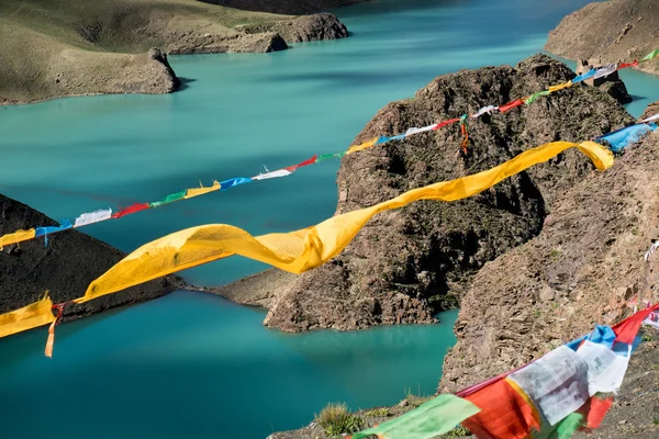 Lungta sobre la montaña Lago Himalaya Tíbet —  Fotos de Stock