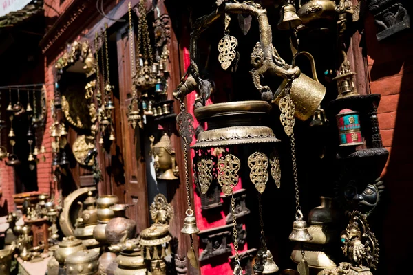 Monje con palomas cerca de la estupa Boudhanath — Foto de Stock