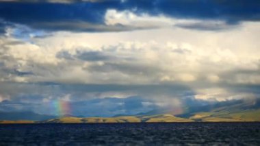 Gökkuşağı dağ gölü Manasarovar Himalayalar Tibet