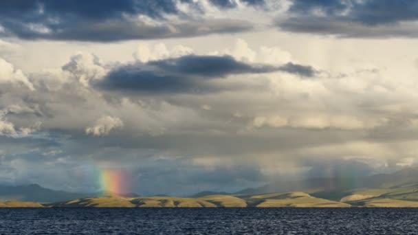 Tęcza nad górskie jeziora Manasarovar Himalaje Tibet — Wideo stockowe