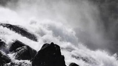 Yaz aylarında nehir dağ, şelale