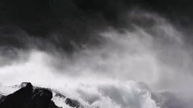 Yaz aylarında nehir dağ, şelale