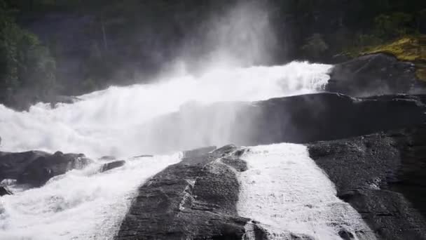Καταρράκτης στο ποτάμι βουνό το καλοκαίρι — Αρχείο Βίντεο