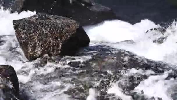 Yaz aylarında nehir dağ, şelale — Stok video