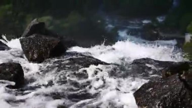 Yaz aylarında nehir dağ, şelale