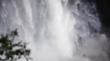 Yaz aylarında nehir dağ, şelale