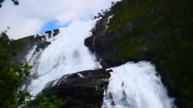 Yaz aylarında nehir dağ, şelale