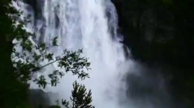 Yaz aylarında nehir dağ, şelale