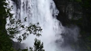 Yaz aylarında nehir dağ, şelale