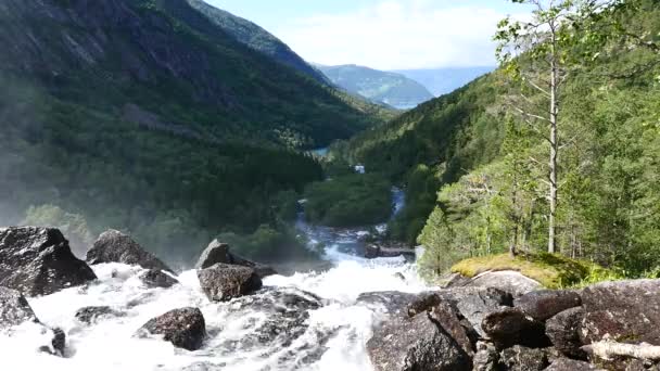 Cascada en el río de montaña en verano — Vídeo de stock