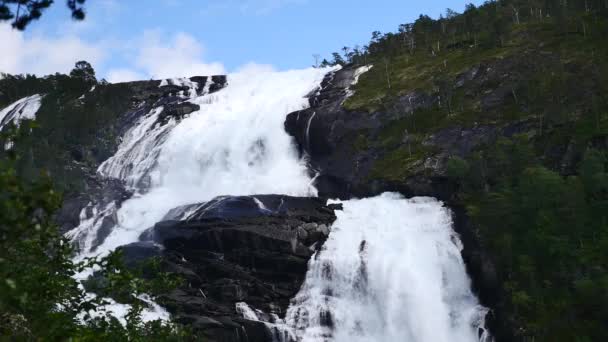 Vattenfall på berg flod i sommar — Stockvideo