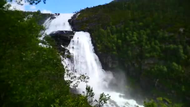 在夏天的山区河流瀑布 — 图库视频影像